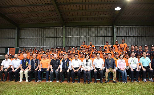 蔡英文走訪西苑高中 肯定張廖萬堅推動棒球運動