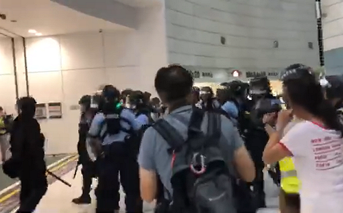 反送中示威者破壞港鐵站  東涌站暫停服務