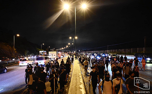 反送中機場壓力測試 示威者徒步6小時回港島