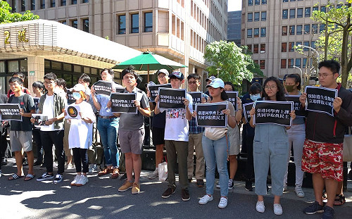 還我同學！聲援東華被捕港生 學生團體赴陸委會遞陳情書