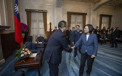 蔡英文盼軍人著軍服上街：國人多給予加油致敬