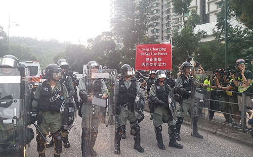 反送中》港警民東涌對峙 傳5年輕示威者遭逮
