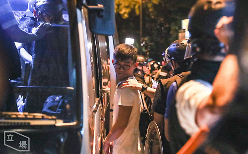 反送中》示威者再圍太子站旺角警署 堵路縱火、速龍清場