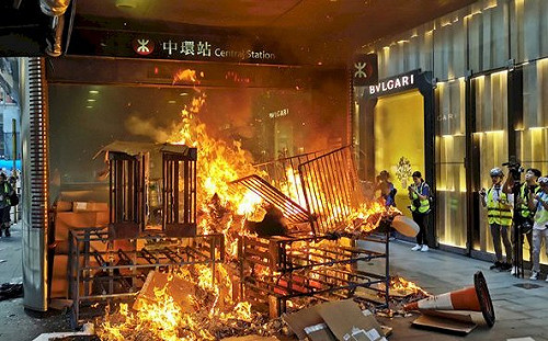 反送中》港反送中者破壞中環地鐵站  轉往灣仔銅鑼灣