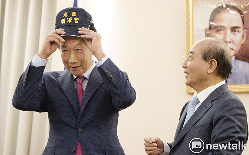 郭台銘拜會 王金平回贈「冠軍」帽、授「總統課」