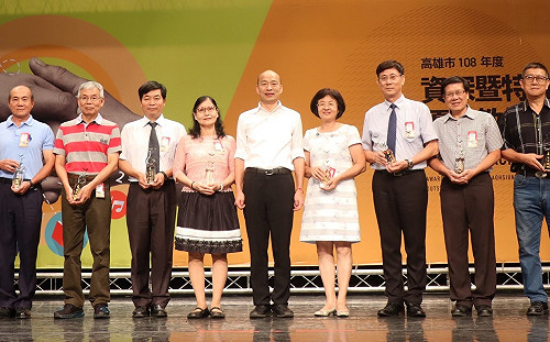 領獎拒絕與韓國瑜握手？幼兒園園長事後澄清：媒體勿再製造對立