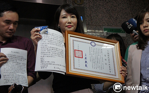 郭台銘心痛退黨 蔡沁瑜代繳回黨證、榮譽證