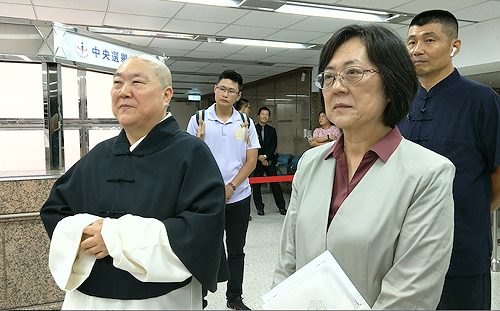 出家人「釋悟善禪師」赴中選會登記連署！提出參選總統6大保證