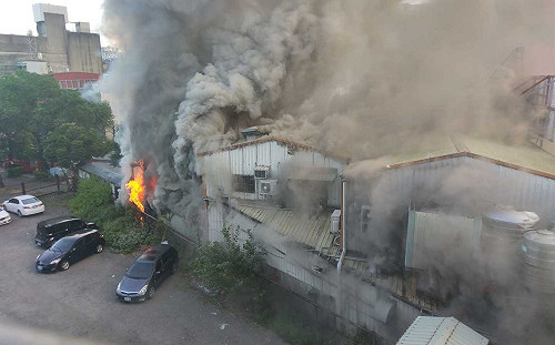 三峽名店「八條壽司」清晨大火 波及停車場車輛一度傳爆炸聲