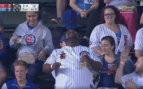 MLB／真的是帽子戲法　小熊球迷秀神技讓眾人看了超嗨(影)