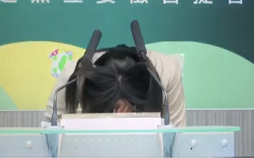 (影)學運女戰神鞠躬   一頭撞掉麥克風套引話題