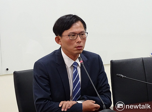 助理對官員飆罵「你給我站著」 黃國昌道歉了！