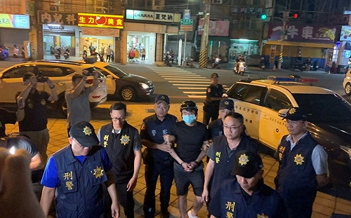 高雄直播主街頭衝突 警方上銬逮2事主偵辦