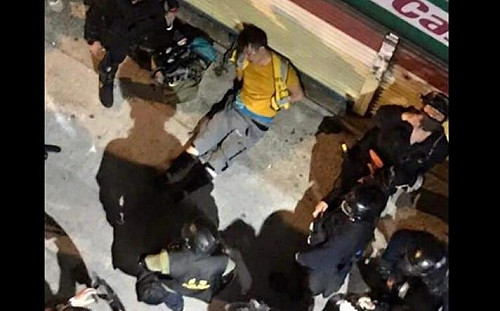 畫面曝光！暗巷毒打守護孩子成員  港警竟稱踢「黃色物體」