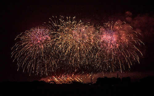 等待煙火不無聊！高雄草地音樂party眾歌手熱力開唱