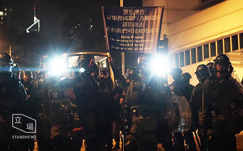 （影）林鄭與民對話  場外數百學生組成人鏈高呼「時代革命」