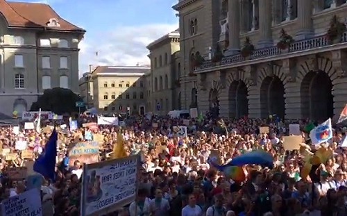 要求遏阻氣候變遷 瑞士首都10萬人上街遊行