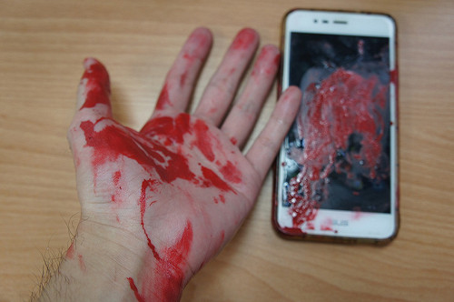 無畏被紅漆抗議  何韻詩：香港人不會退下