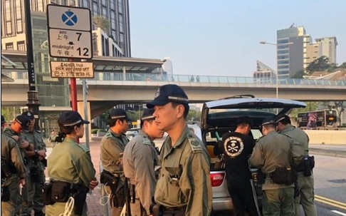 反送中》砸棺材、戳氣球 香港十一升旗官員「躲」室內看電視