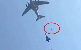 山寨閱兵機？中國70國慶掉艙門影片瘋傳  網譏UFO