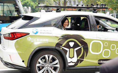 中華電信展示5G應用  蔡總統試乘AI自駕車體驗未來
