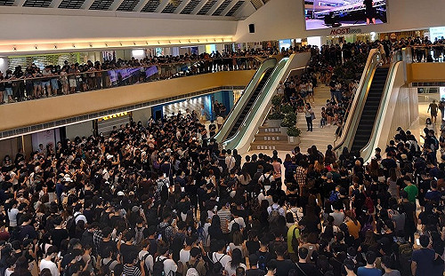 馬鞍山人齊聚新港城中庭  朗讀《香港臨時政府宣言》