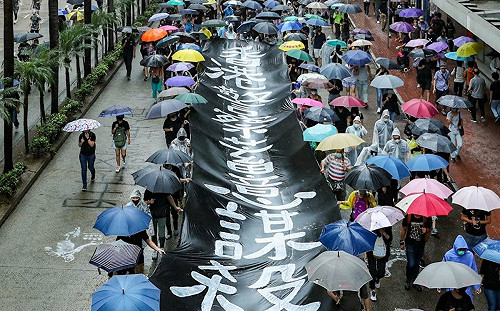 示威抗議升溫  港警在金鐘發射催淚彈