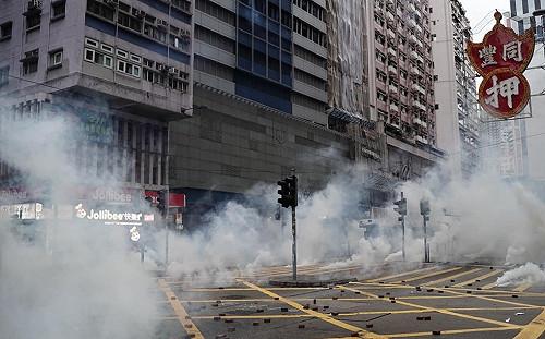 禁蒙面法大遊行  多名示威者遭逮捕 部分地鐵停駛