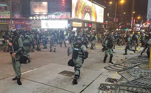 抗「惡法」衝突再起！  防暴警察向示威者射催淚彈