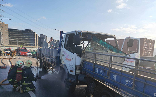 快訊》台65線多車追撞！新莊往五股2線道無法通行