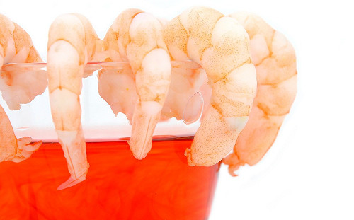 (影)男友的救星！剝蝦不用手和嘴　達人示範「3秒神技」