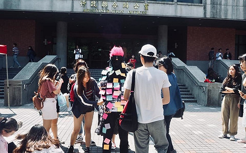 銘傳校方不准設連儂牆 學生出奇招改扮「連儂人」