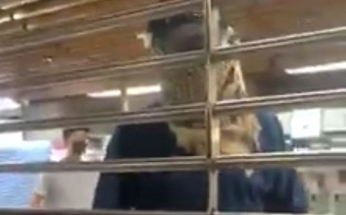 (影) 反送中》上水站打烊見假扮蒙面示威者  蒐證民眾遭強光電筒威嚇