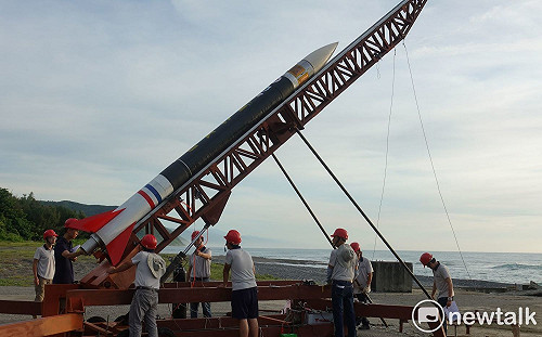 成大航太系領先各大學  成功發射兩節式混合火箭