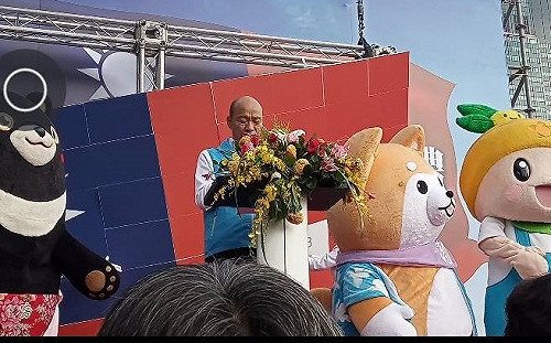 韓國瑜帶領高雄國慶升旗典禮 國旗牆崩落虛驚一場