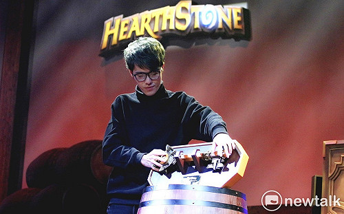 盡責無悔！《爐石戰記》遭封殺賽評「偷米」宣布從此退出暴雪遊戲