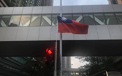 國慶港台連線  香港街頭插上「青天白日滿地紅」旗