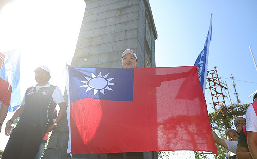 國慶日爬山慶祝　侯友宜：升國旗、唱國歌、愛國家都是一樣的
