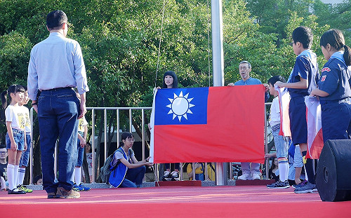 林口升旗健行慶雙十　議員蔡淑君、港星馮淬帆當旗手