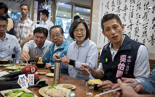 合體大啖美食  蔡英文讚吳怡農：勇敢、優質、學問好