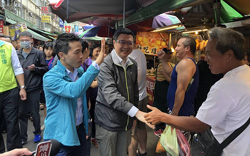 卓榮泰掃街拚立委選舉  何志偉：民進黨現在擔心2件事
