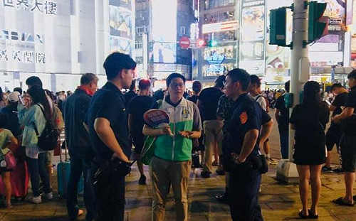 柯稱北市警驅趕綠黨發扇子「依法行政」 王浩宇：統促黨呢？