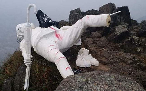 香港民主女神像登獅子山 才一天就遭破壞噴漆