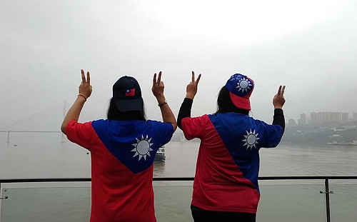 韓粉真的狂！去大陸長江穿「國旗衣」拍照　PTT：超有種