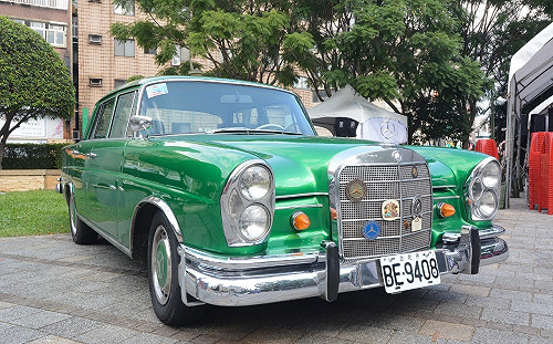 百輛古董車現蹤桃園高鐵站！經典車款重現古早年代回憶