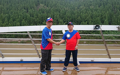 韓粉訪陸穿國旗裝宣揚「韓」威  網友：這算花式自殺嗎？