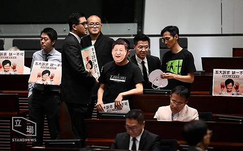 林鄭月娥施政報告 泛民派議員抗議 主席隨即宣布休會