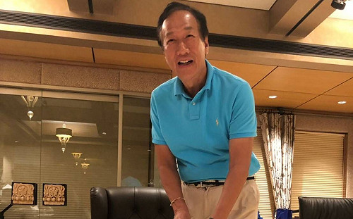 (影)郭台銘70歲生日  媽媽郭初永珍送老虎圖