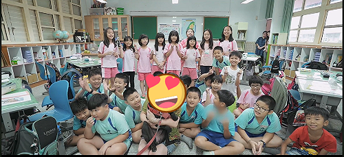 最萌國小老師「美照」曝光！水汪汪大眼緊盯學生：要乖喔