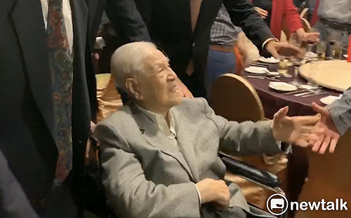 李登輝喝牛奶嗆到 送台北榮總檢查